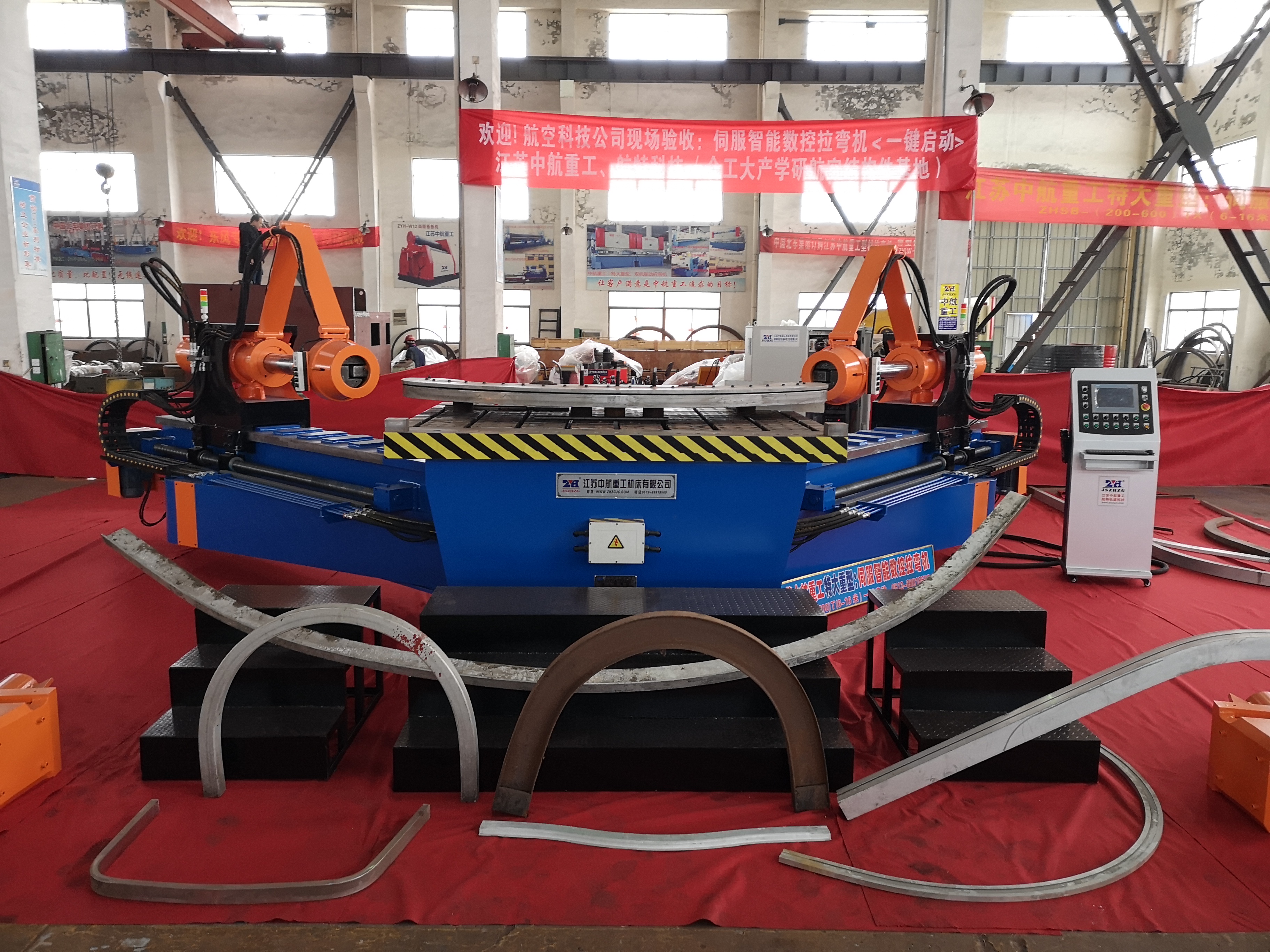 航空科技公司來我企業來驗收大型拉彎機設備 航空科技公司來我企業來驗收大型拉彎機設備